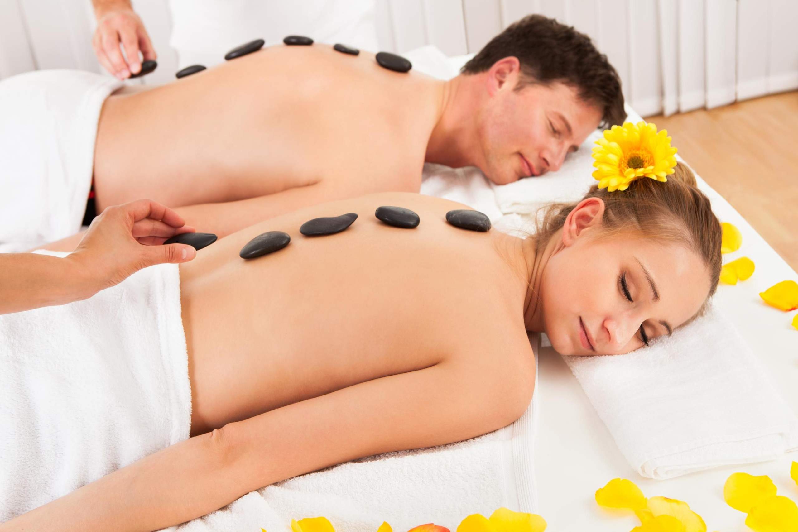 Massaggio e trattamento con pietre calde