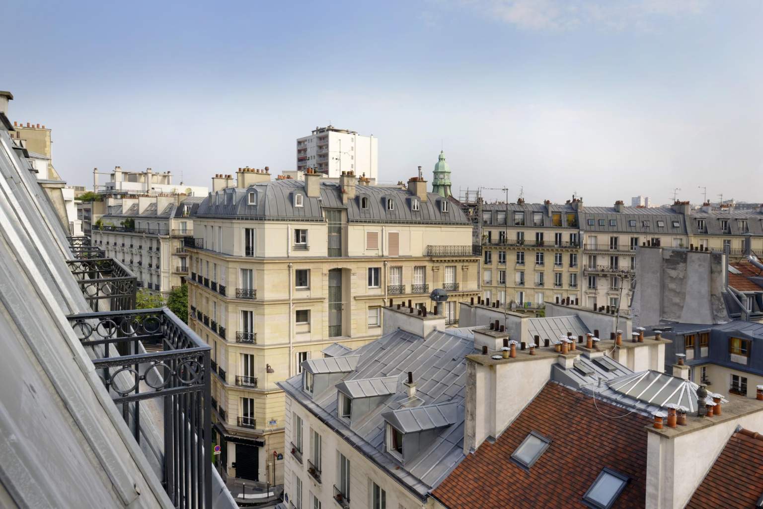 Vue panoramique sur les toits parisiens depuis l'Hôtel Mareuil
